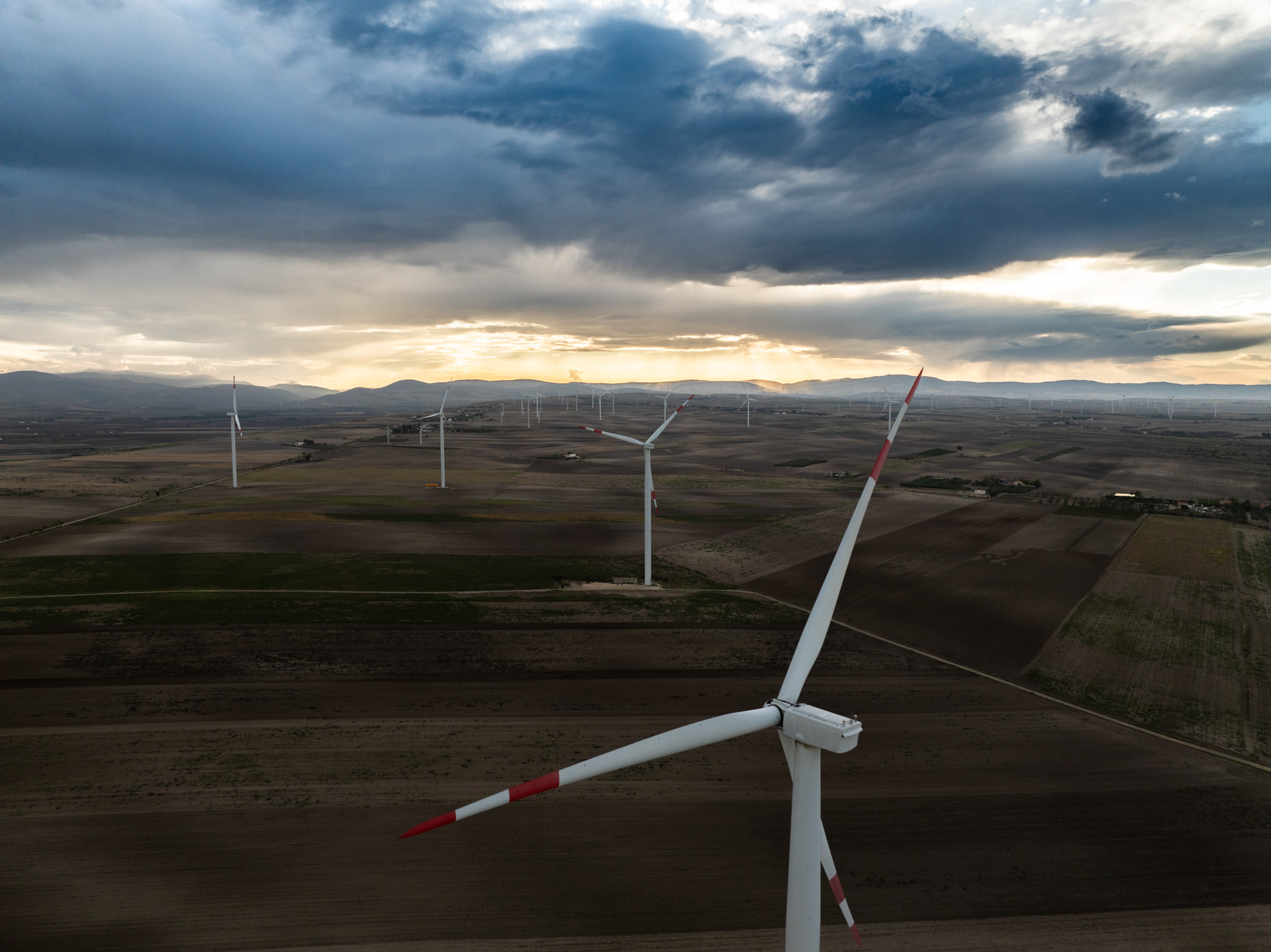 Impianto produzione energia elettrica verde rinnovabile eolica CVA Ponte Albanito